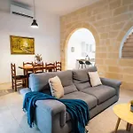 Historic 2br In With Rooftop Views Senglea
