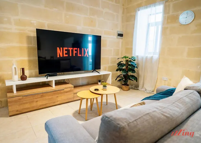 Charming Historic With Rooftop Views *