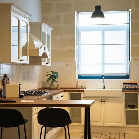 Historic 2br In With Rooftop Views 度假居