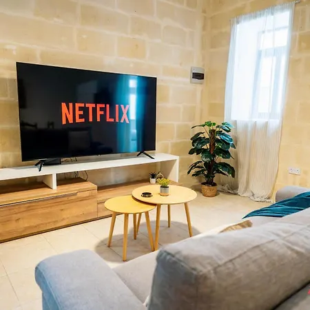 Charming Historic With Rooftop Views *