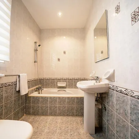 Charming Historic With Rooftop Views בית נופש סנגלאה