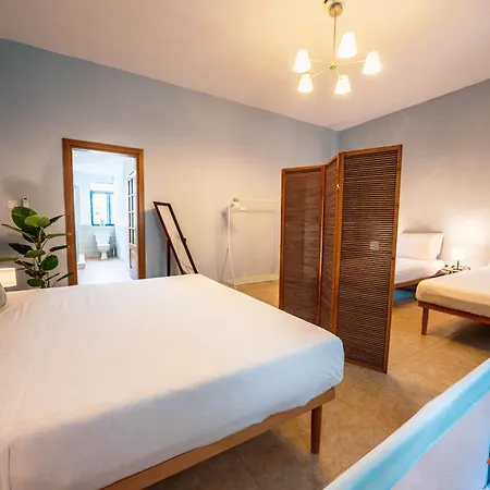 Charming Historic With Rooftop Views בית נופש סנגלאה