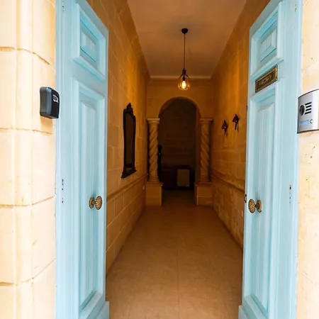 Charming Historic With Rooftop Views