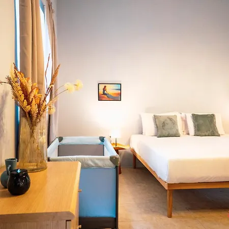 Hébergement de vacances Charming Historic With Rooftop Views