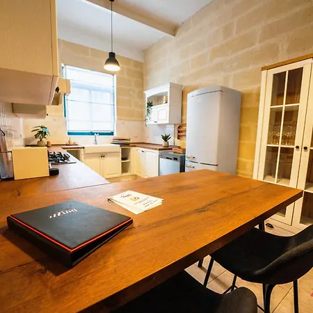 Charming Historic With Rooftop Views